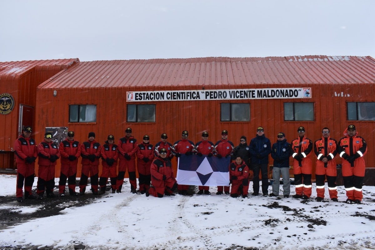 Ecuador_and_Colombia_programs_with_the_Antarctica_flag